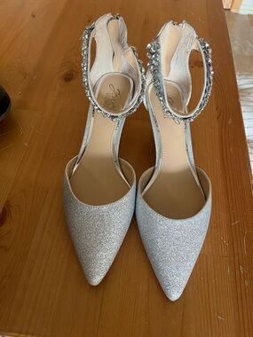 Jewel Badgley Mischka Robles Kitten Heel